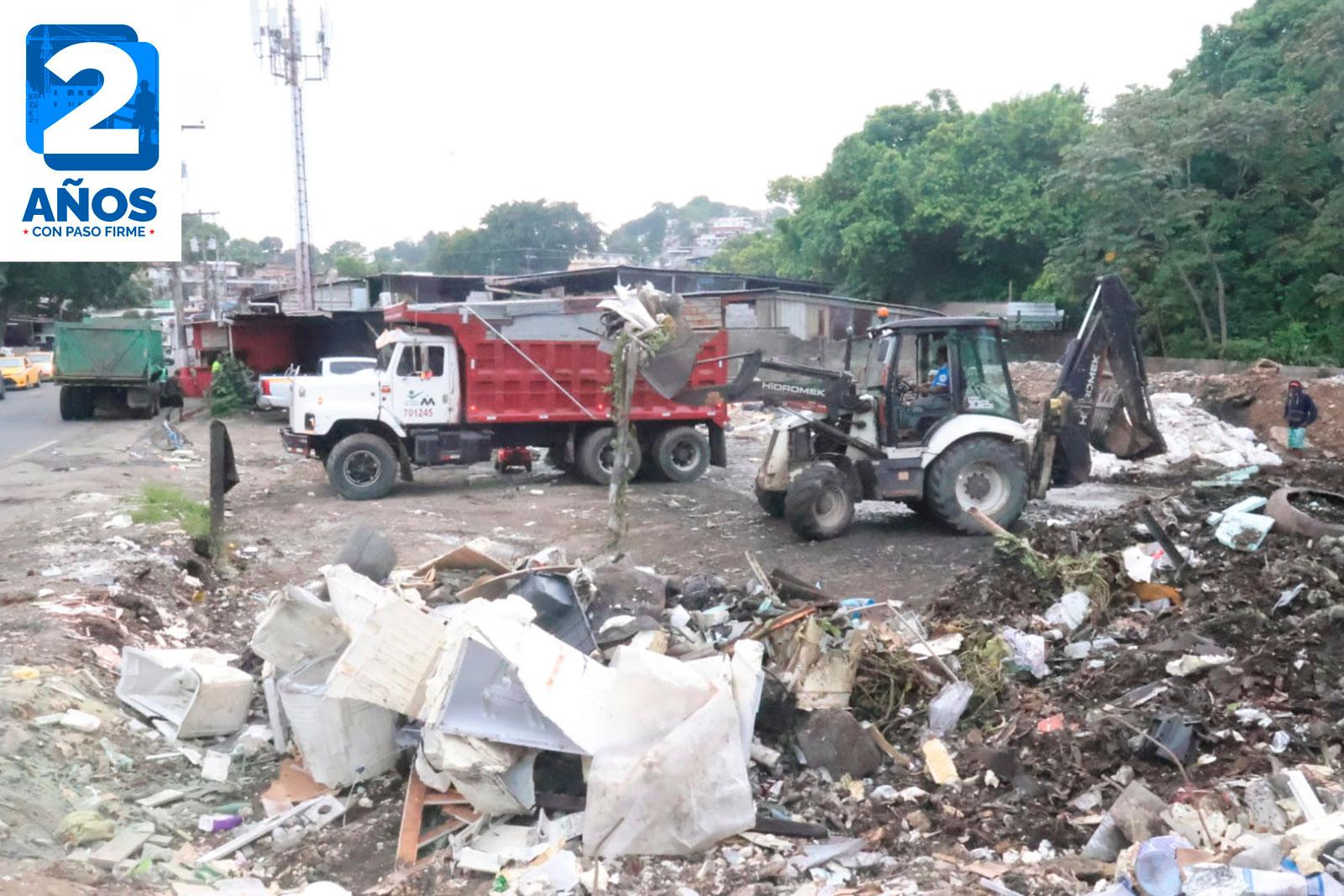 Barrido y recolección de desechos en Vía Fernández de Córdoba, Río Abajo, con la participación de privadas de libertad y apoyo de retroexcavadora, volquete y camión rejilla.