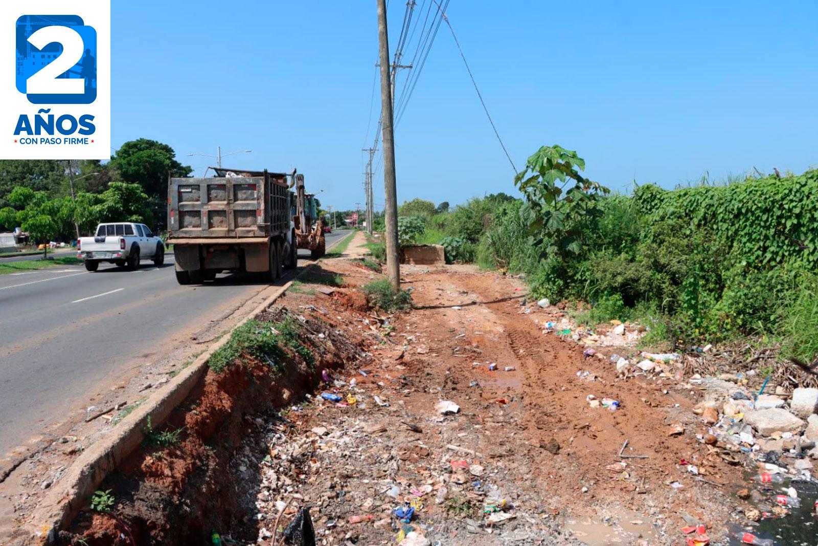 Recolección de residuos en la vía hacia La Siesta, corregimiento de Tocumen