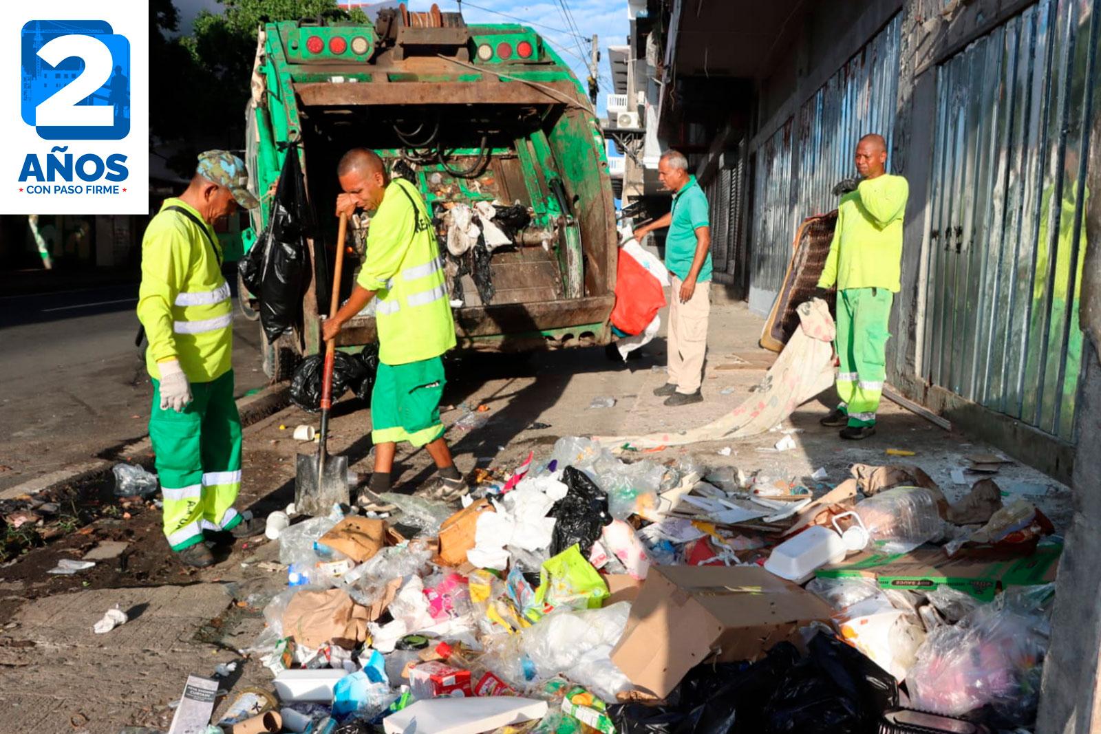 Saneamiento y barrido peatonal en la Avenida Central, corregimiento de Santa Ana. 