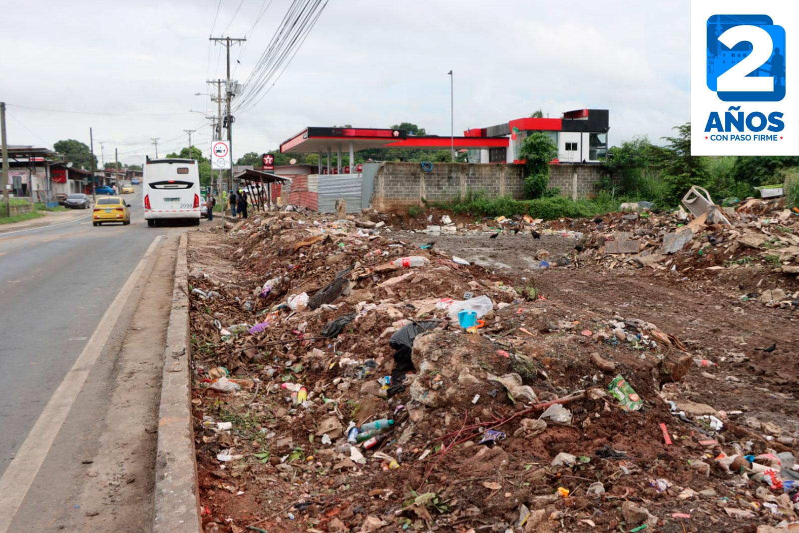 Limpieza de lote adyacente al puente sobre el Río Belén, en el corregimiento de Tocumen