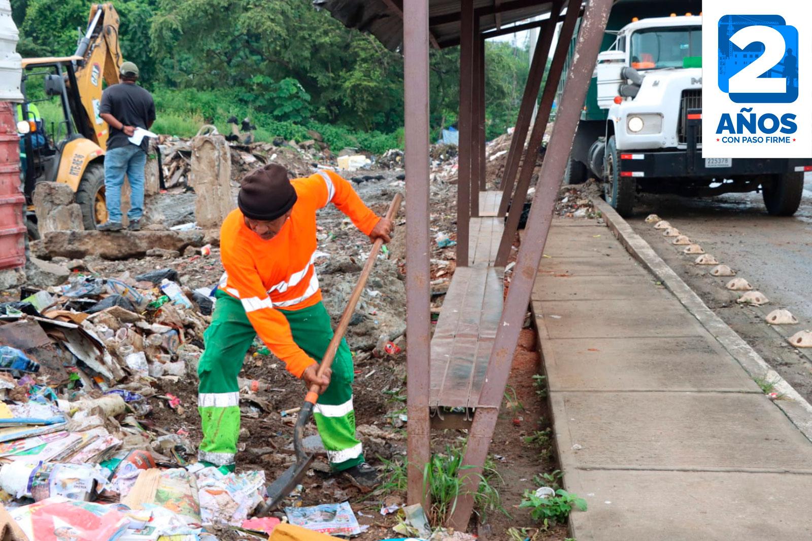 Limpieza de lote adyacente al puente sobre el Río Belén, en el corregimiento de Tocumen