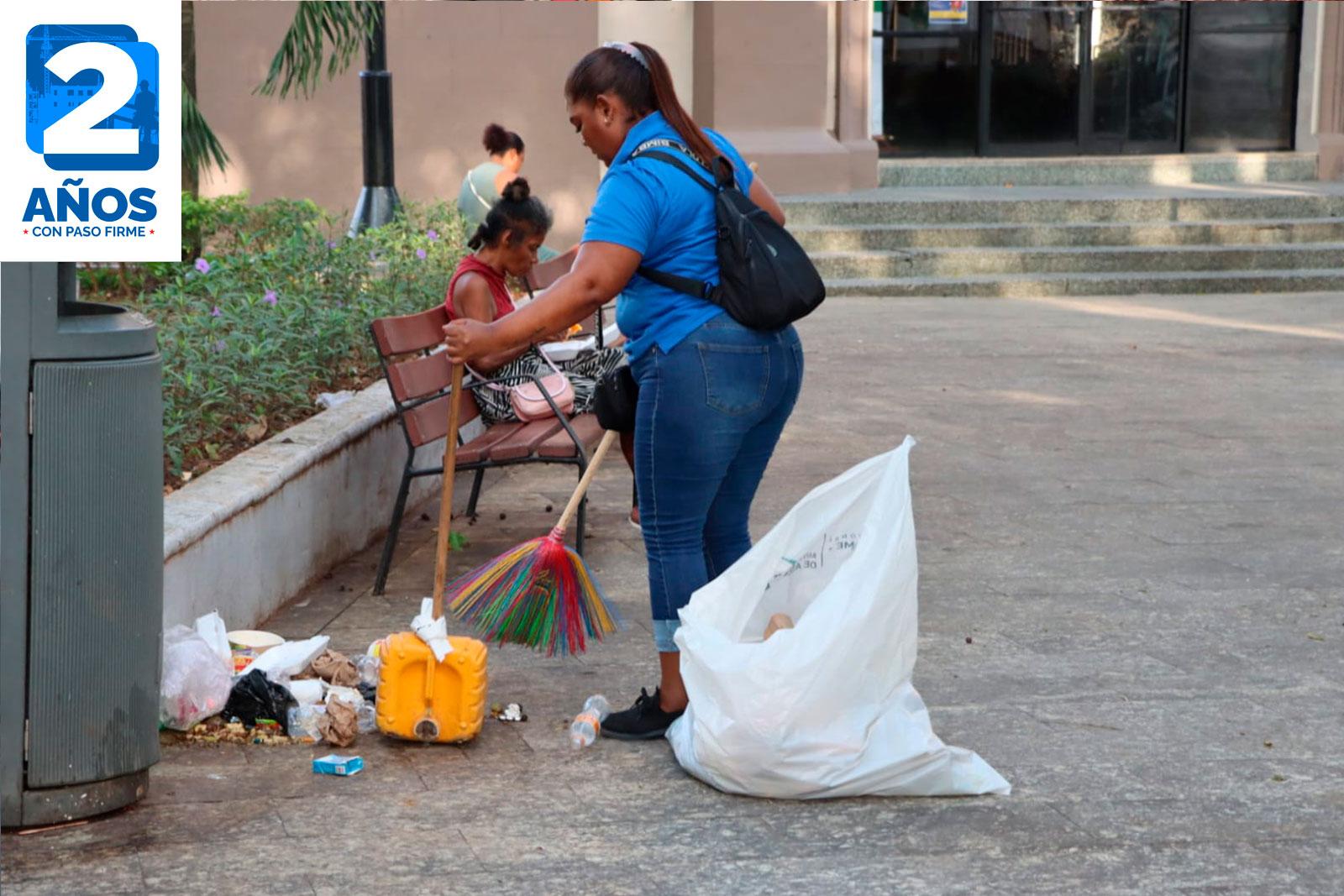 Barrido en la peatonal y parque de Santa Ana