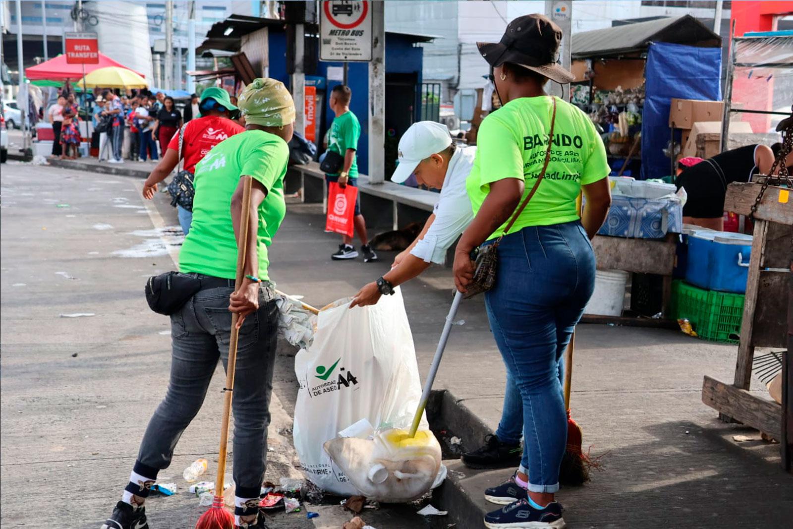 Recolección de desechos pora parte de las hormiguitas en La Gran Estación de San Miguelito