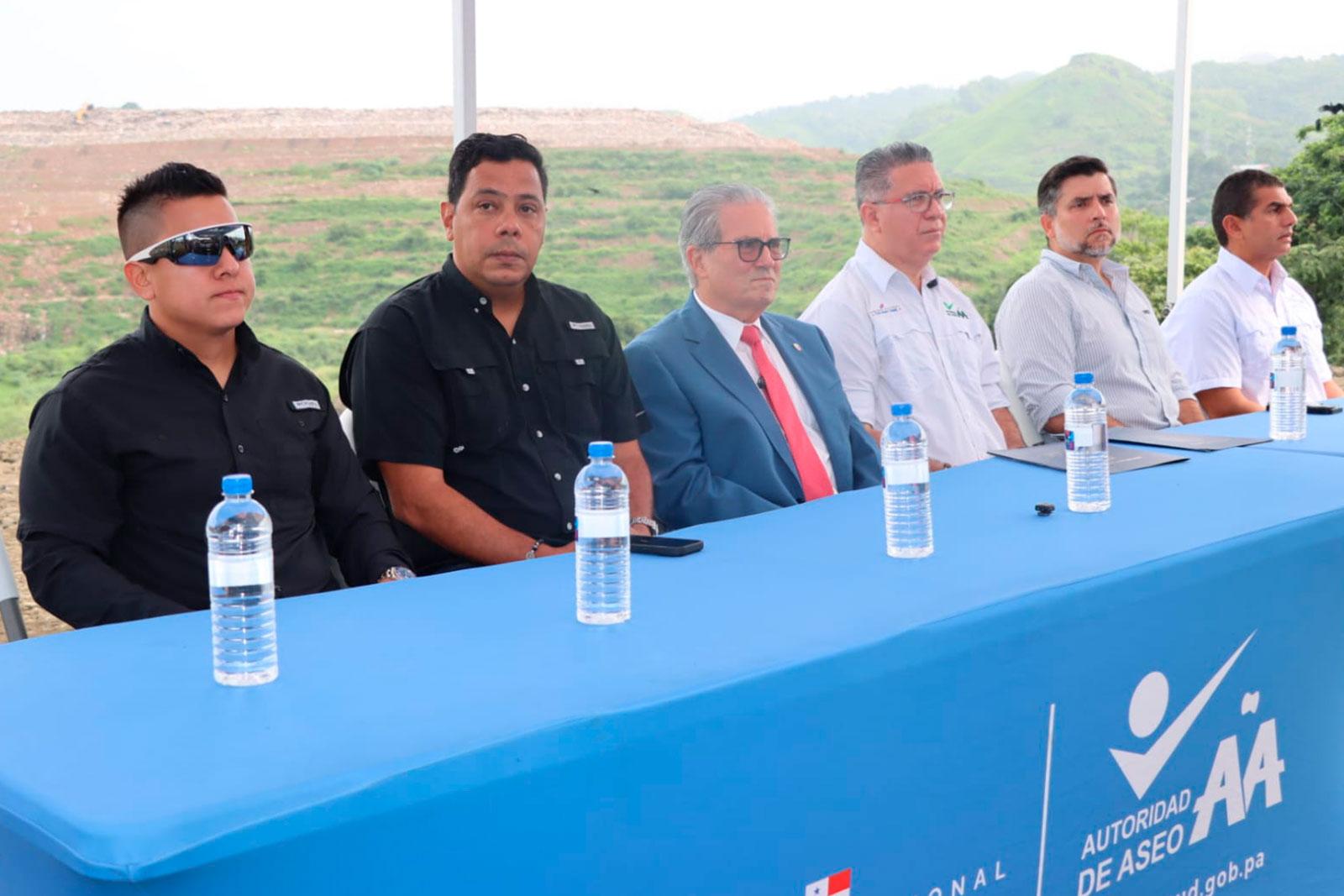 Entrega de proceder para la construcción de una tina de vertido en el Relleno Sanitario d