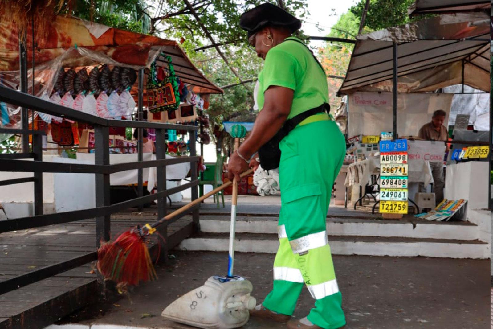 Barrido en el tunel de flores de Las Bóvedas del Casco Antiguo