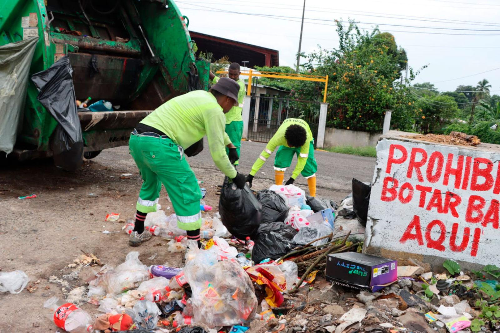 Recolección en punto crítico en el sector Victoriano Lorenzo, corregimiento de Tocumen