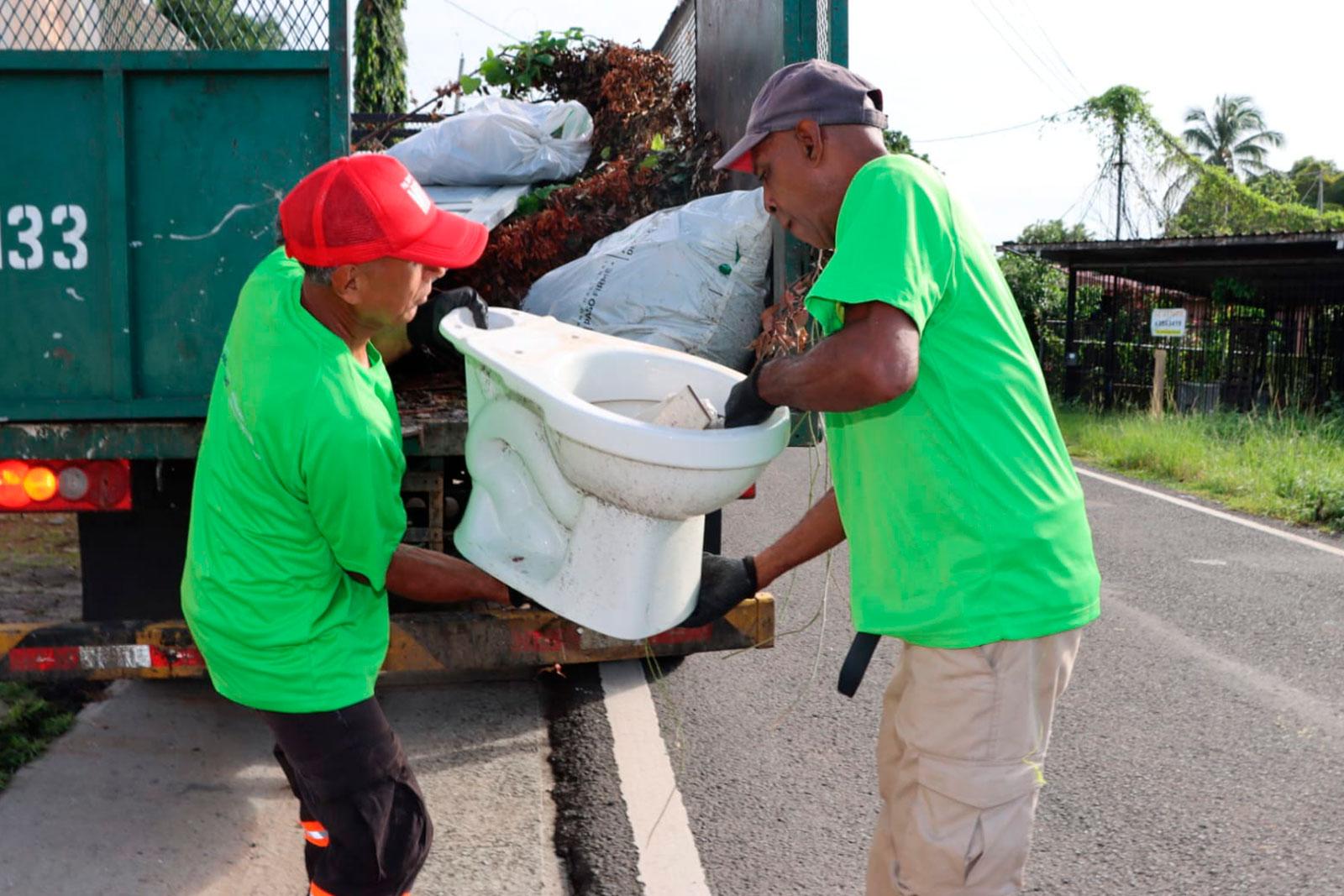 Recolección de enseres y despojos en el corregimiento de Pedregal