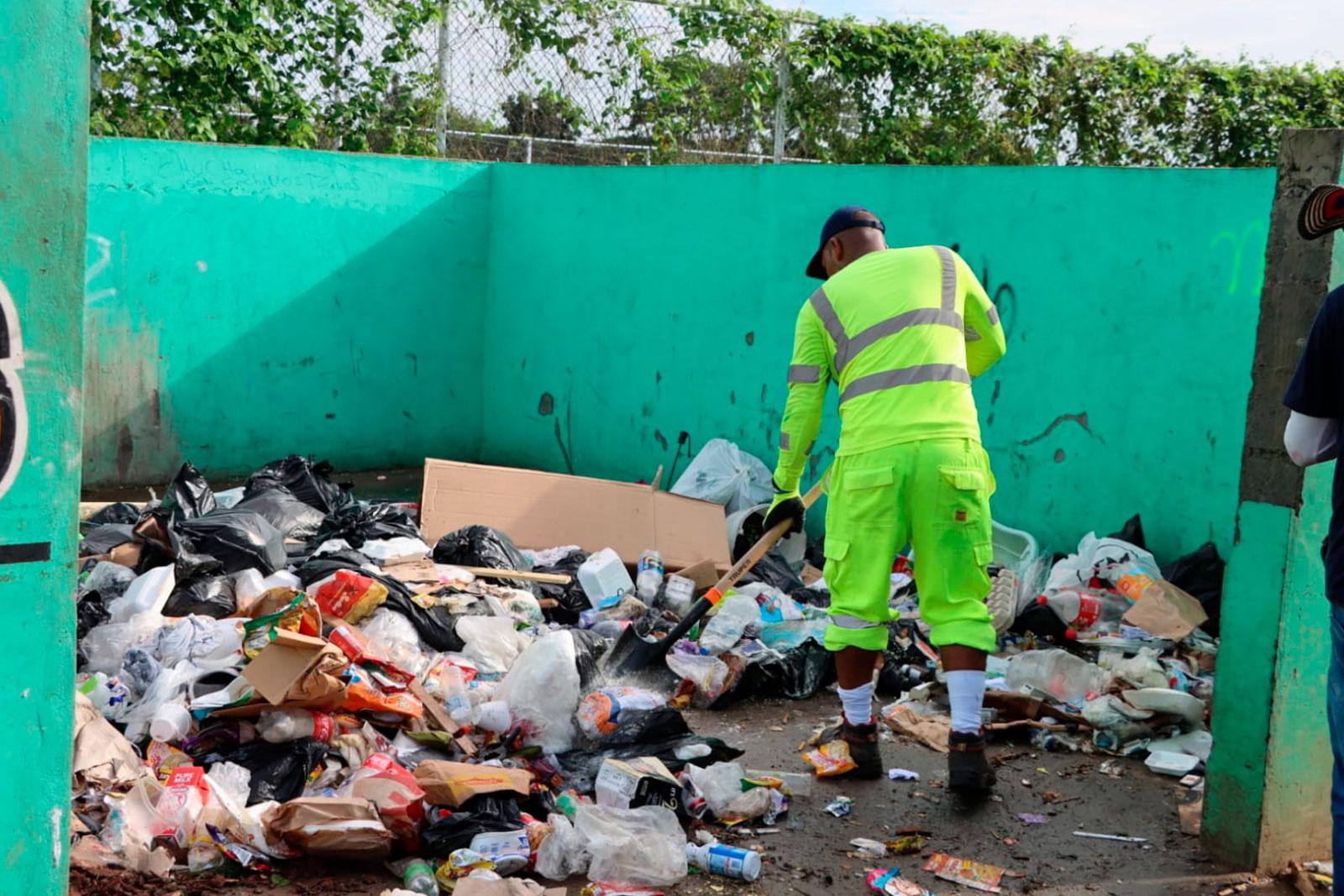 Limpieza de tinaquera Ave. 2 - Torrijos Carter, corregimiento Belisario Frías