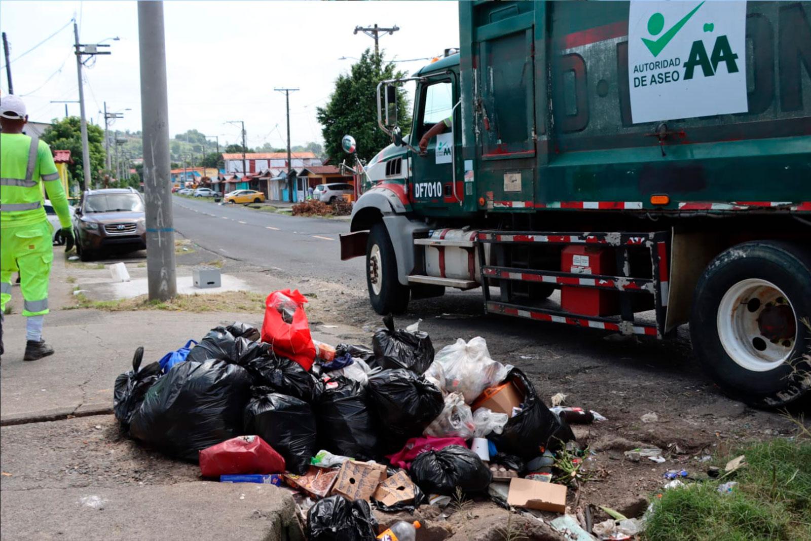 Camión compactador en recolección de desechos en el sector de Tocumen, corrigimiento Belisario Fríasrrijos Carter, corregimiento
