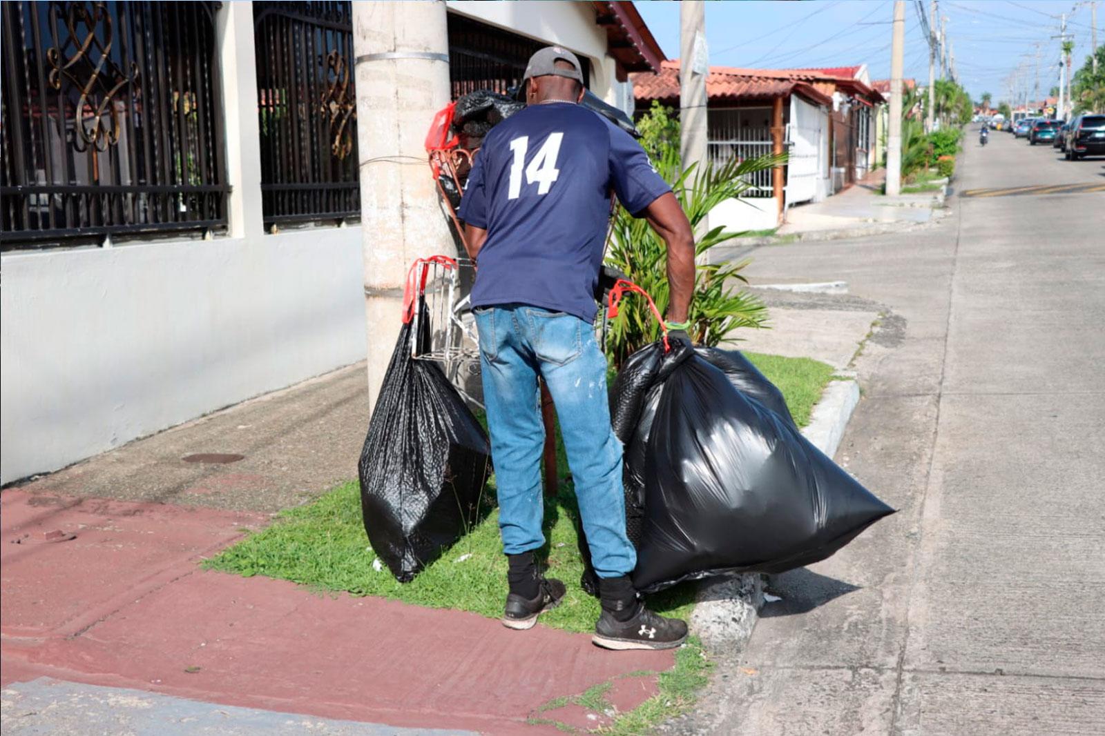 Recolección de desechos en la barriada San Antonio, corregimiento Rufina Alfaro