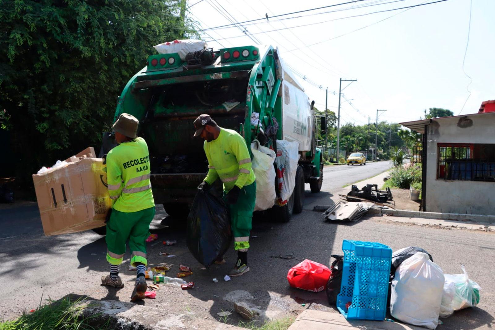 Recolección de desechos y enseres en la Calle Libertad en Nueva Esperanza, corregimiento 24 de Diciembre