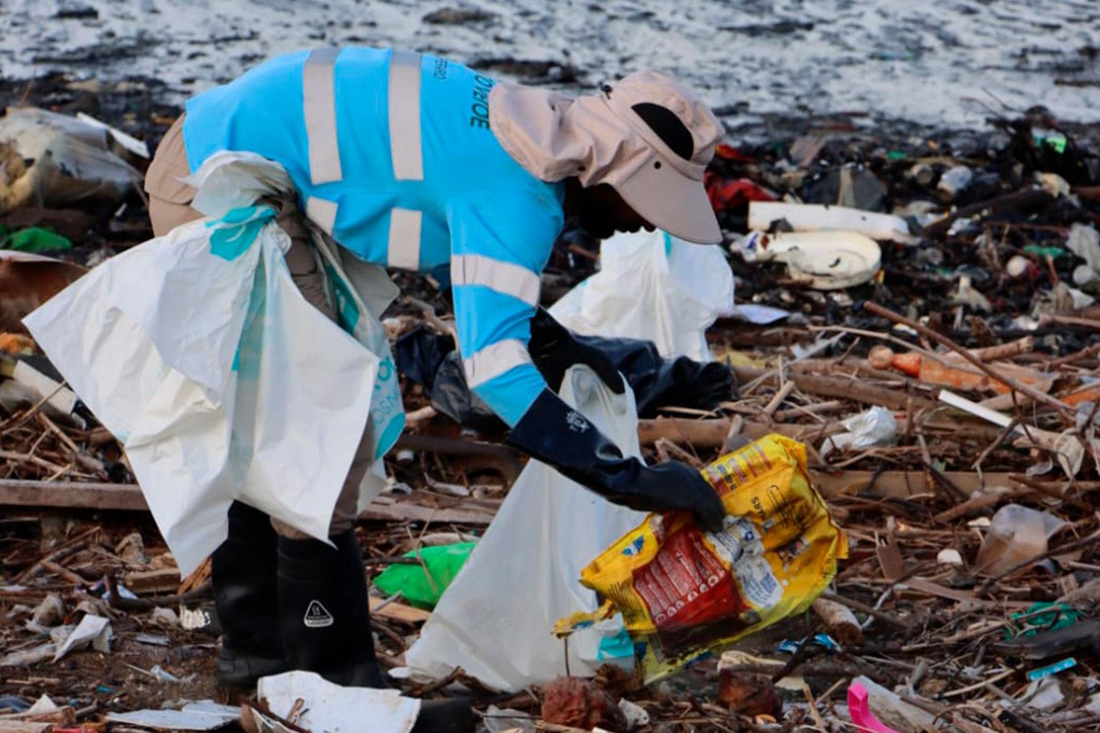 Recolección de desechos como botellas, platos, neveras, llanas entre otros artículos que contaminan el Río Abajo en Panamá Viejo