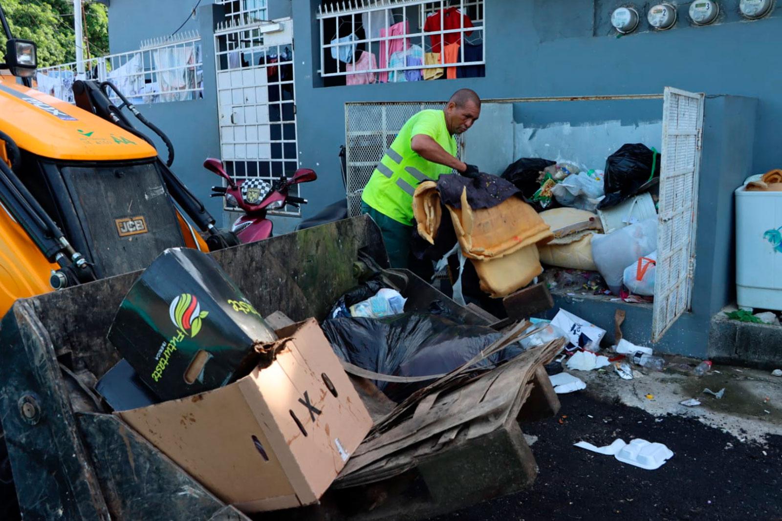 Recolección con retroexcavadora en Calle 5ta, 6ta y 7ma en Panamá Viejo