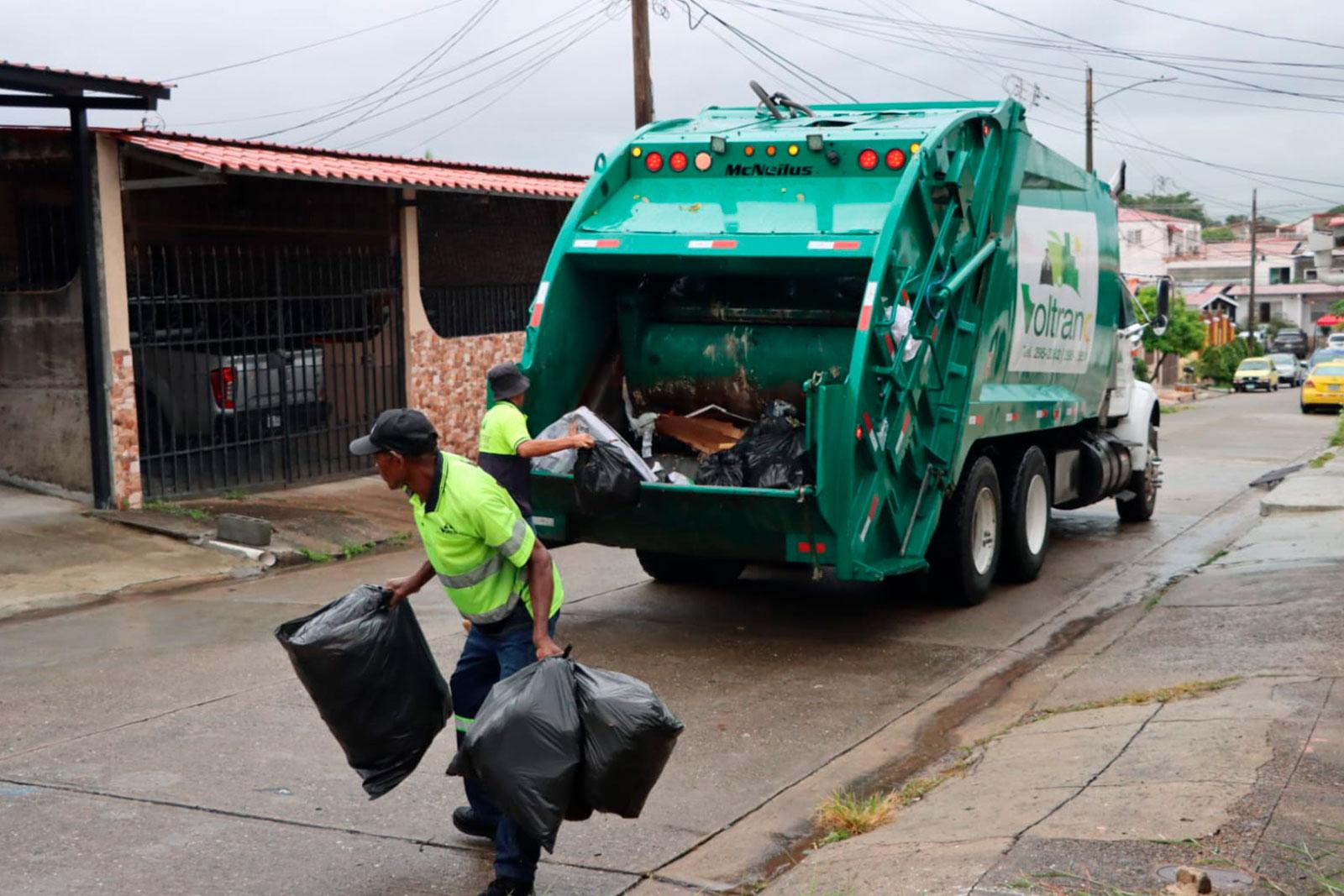 Camión compactador en recolección de desechos en Cerro Viento