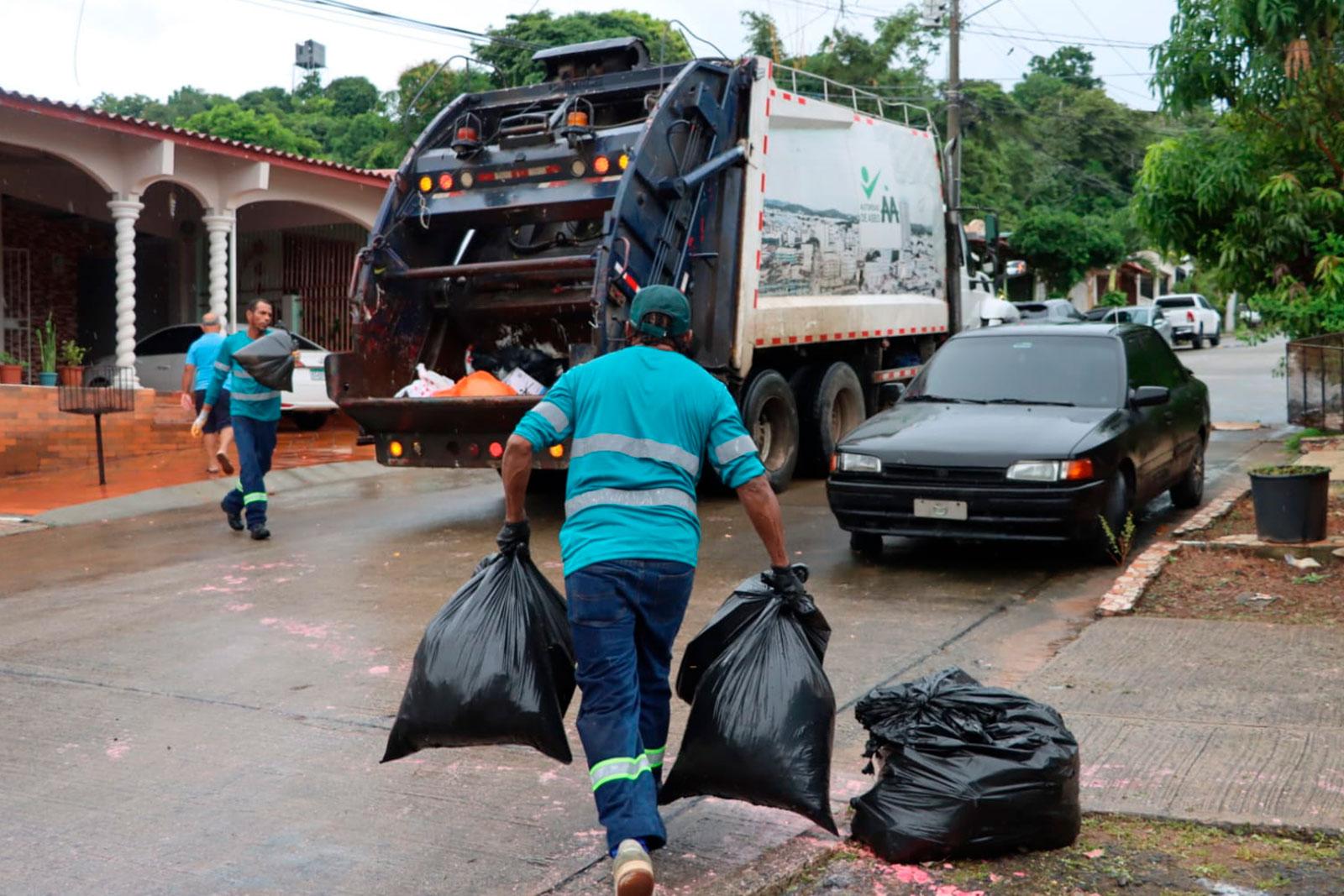 Personal de la institución recolectando los cartuchos de desechos en Villa Lucre