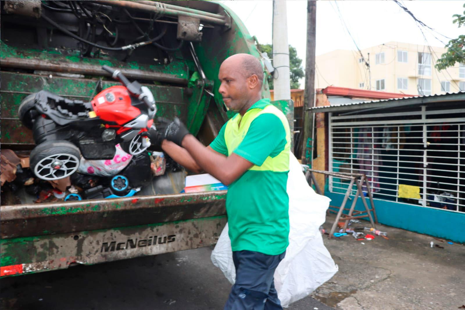 Recolección de enseres en el corregimiento de Río Abajo