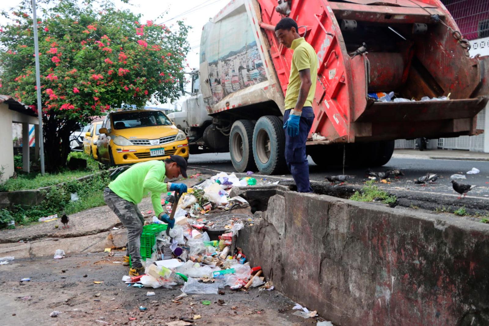 Camión compatador y personal en recolección de desechos en la Moya, corregimiento Amelia Denis De Icaza