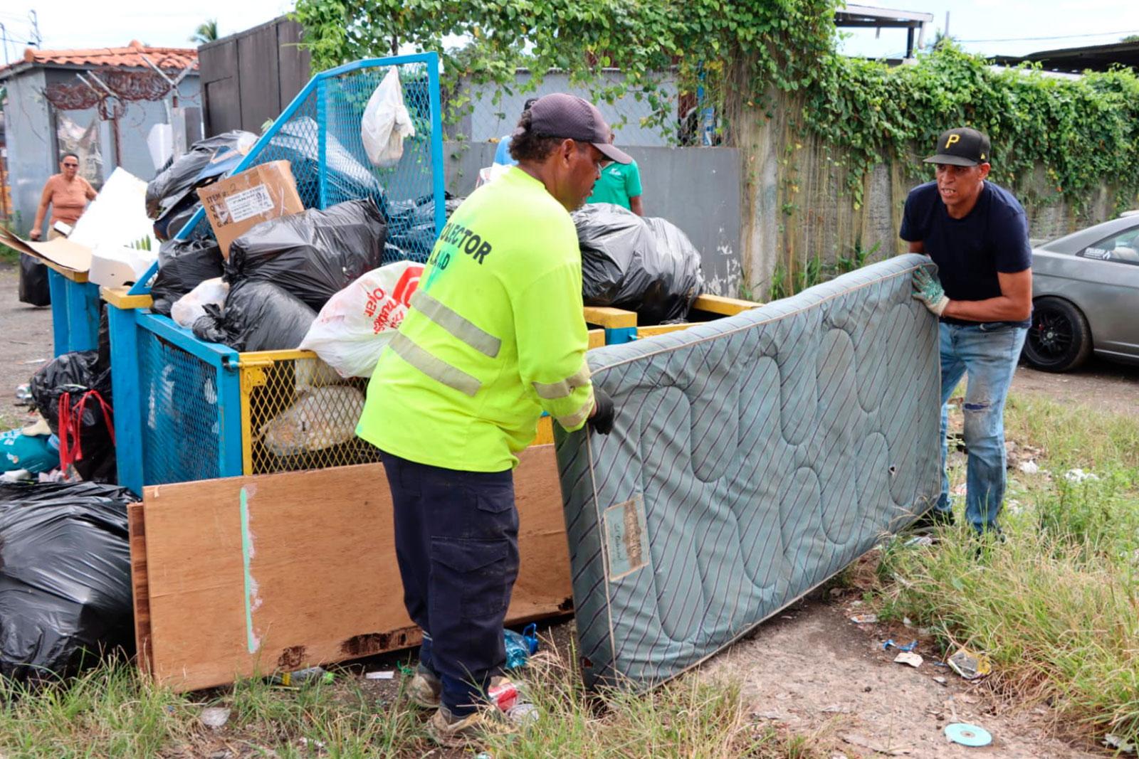 Recolección de enseres como colchones, tablas y otros desechos en Villa Guadalupe
