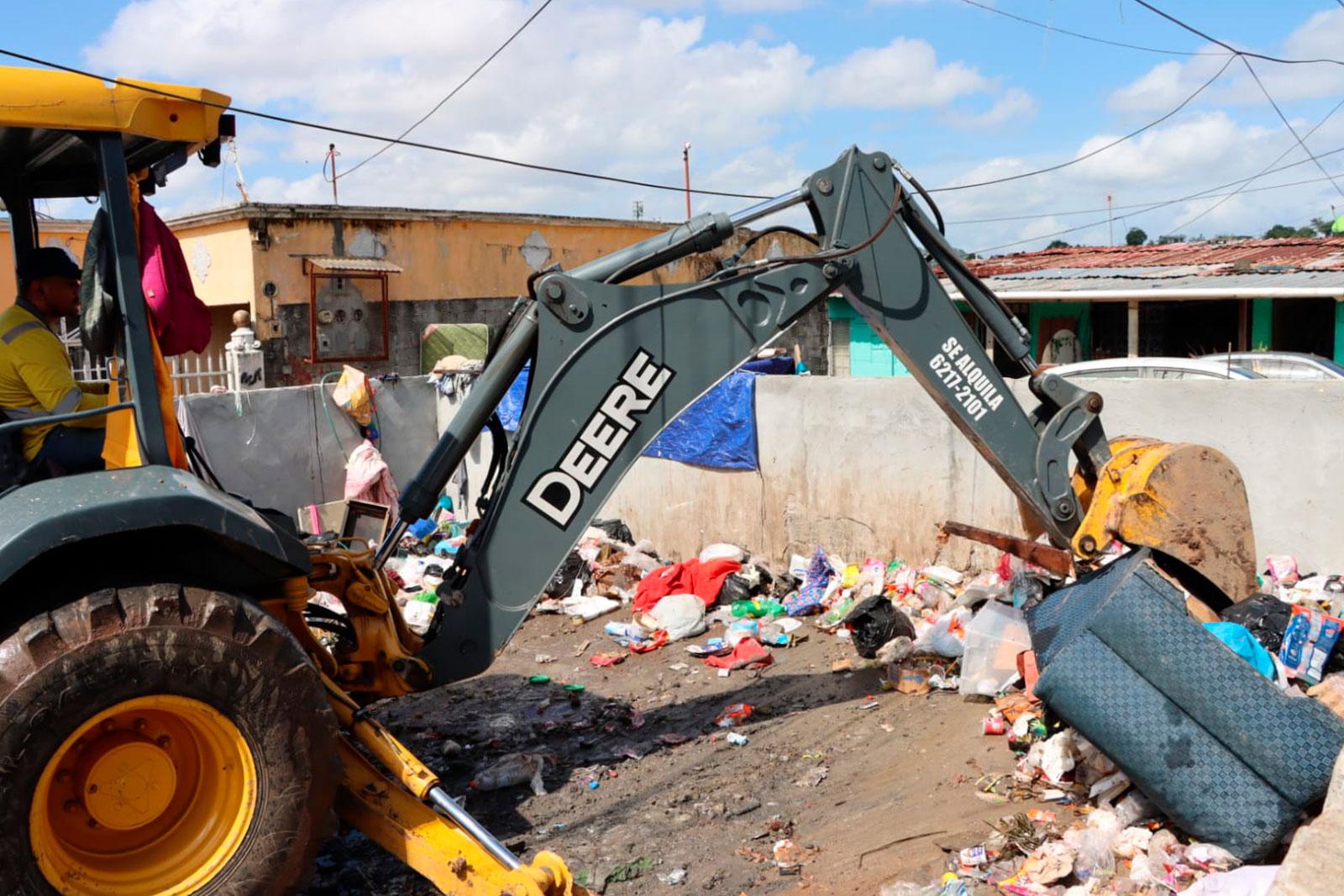 Camión volquete y retroexcavadora en labores de recolección en El Esfuerzo del Poderoso, corregimiento Belisario Frías