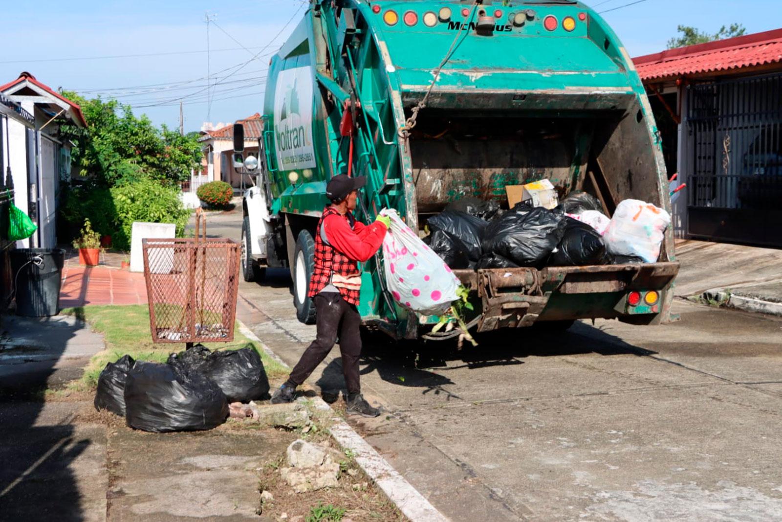 Camión compactador realiza labores de recolección de desechos en Cerro Viento, corregimiento Rufina Alfaro