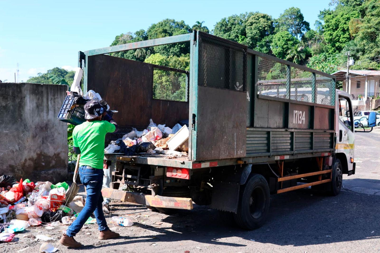 Recolección de tinaquera en calle San Isidro en el corregimiento de Omar Torrijos