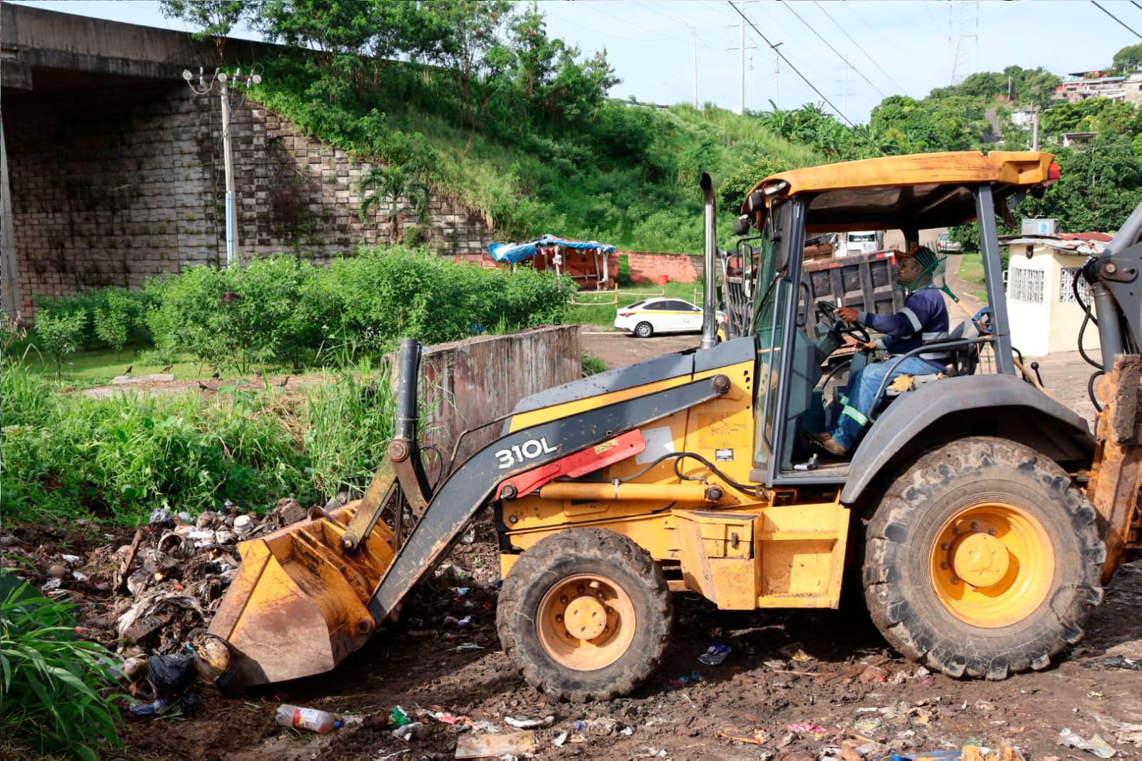 Retroexcavadora en La Palmita en Cerro Batea
