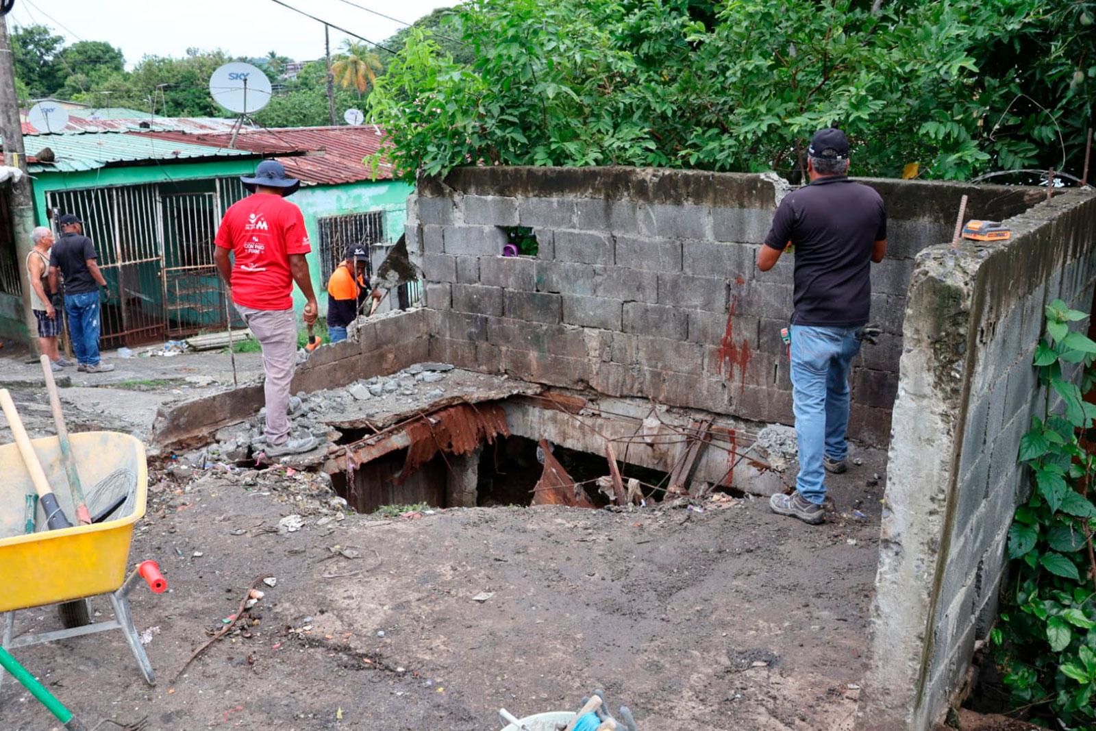 Demolición de tinaquera en  Plaza Colombia Calle M, Samaria, corregimiento Belisario Porras