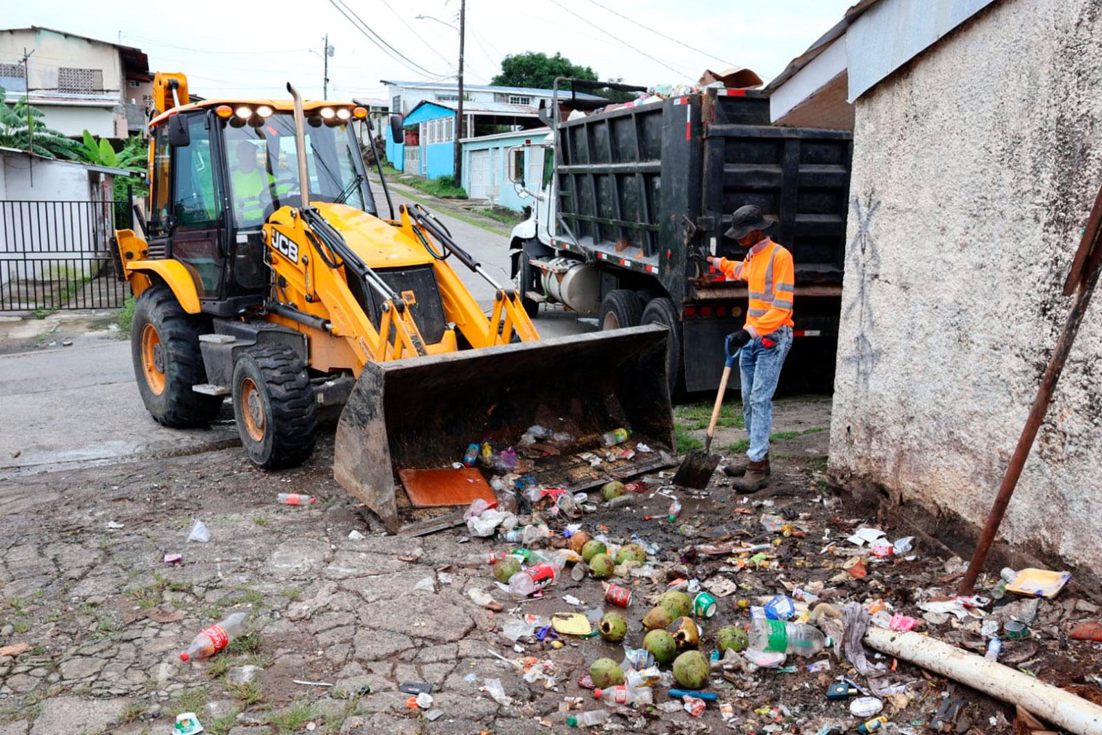 Retroexcavadora realiza limpieza en Calle S, Urbanización Altos de Cerro Viento, corregimiento Rufina Alfaro