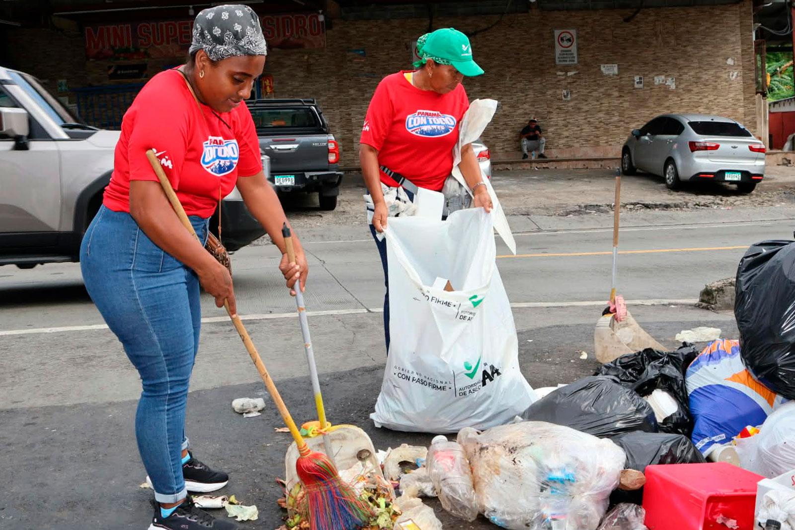 Recolección de desechos y barrido en San Isidro. corregimiento de Omar Torrijos