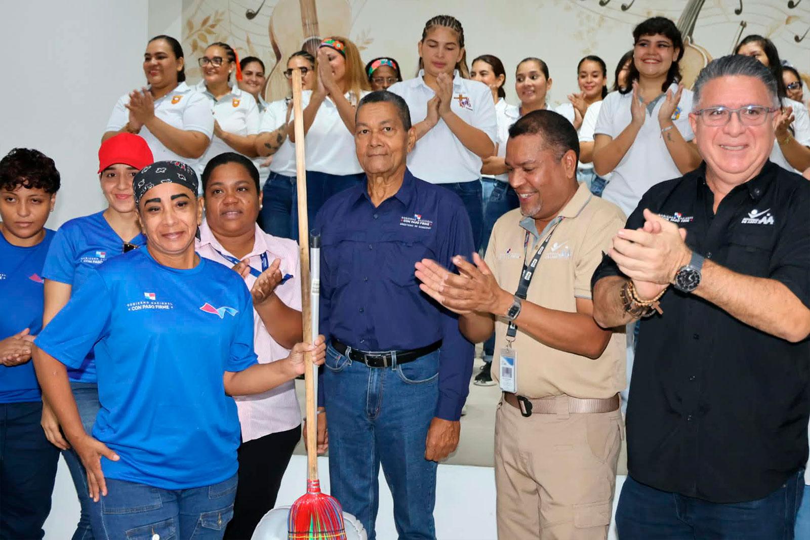 Entrega de implementos de limpiezas a las mujeres privadas de libertad escogidas para esta nueva oportunidad con el Plan Libertad
