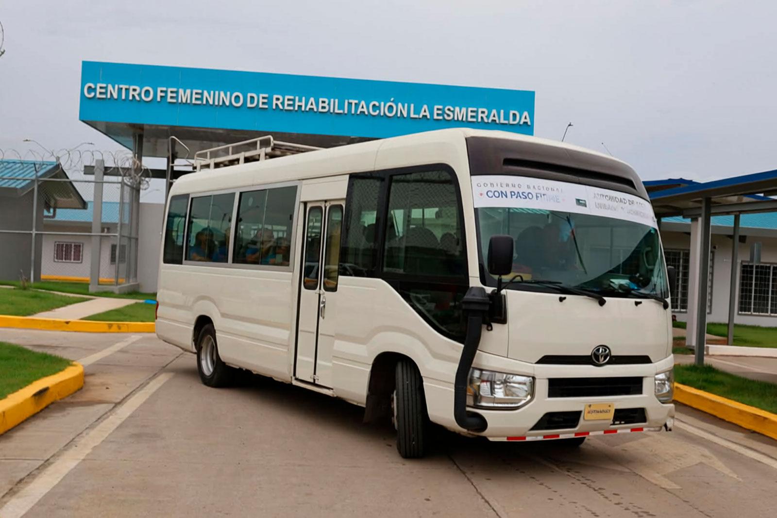 Salida en el bus que lleva a las participantes a realizar las labores de limpieza