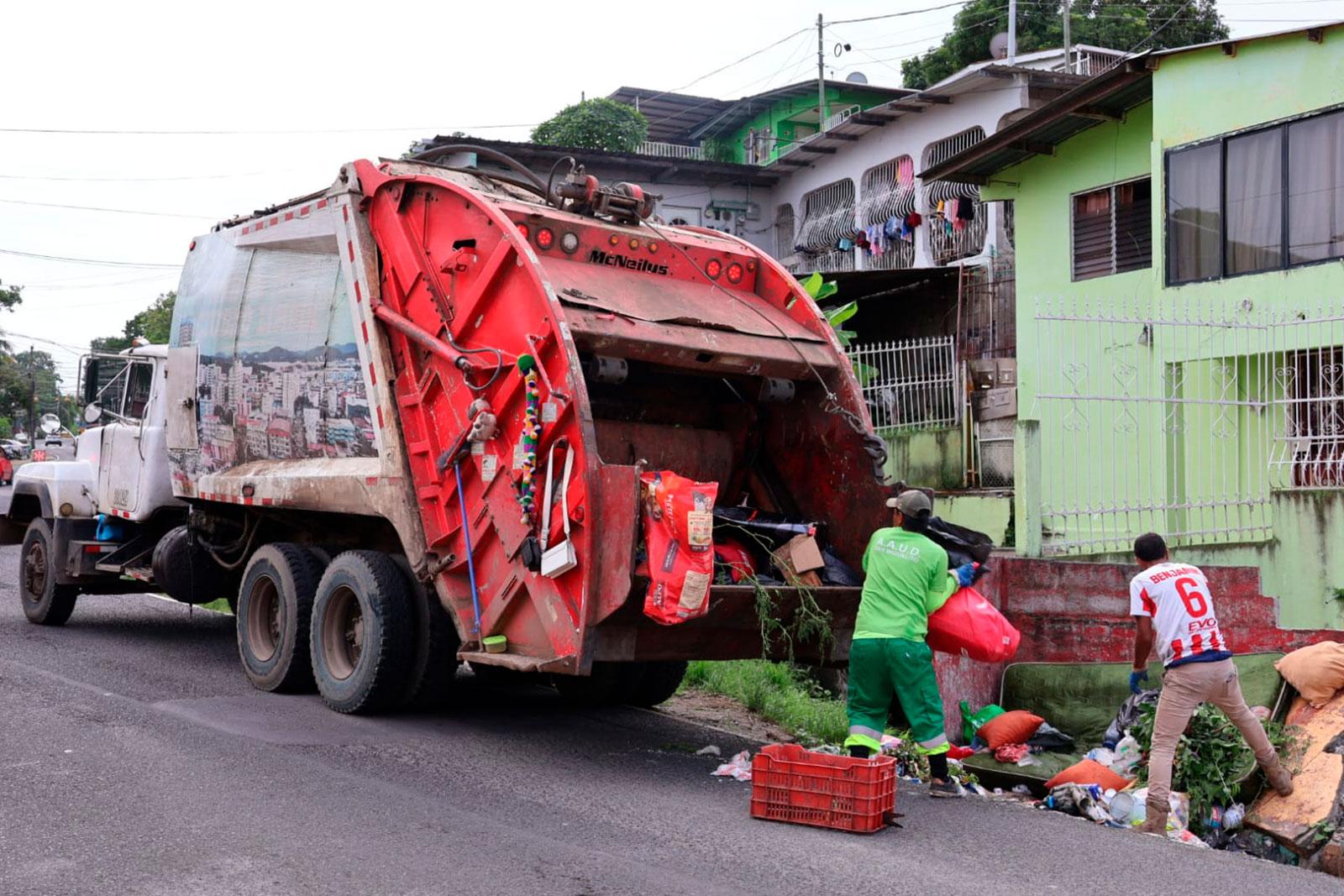 Recolección en camión compactador en calle U, sector La Moya, corregimiento Mateo Iturralde