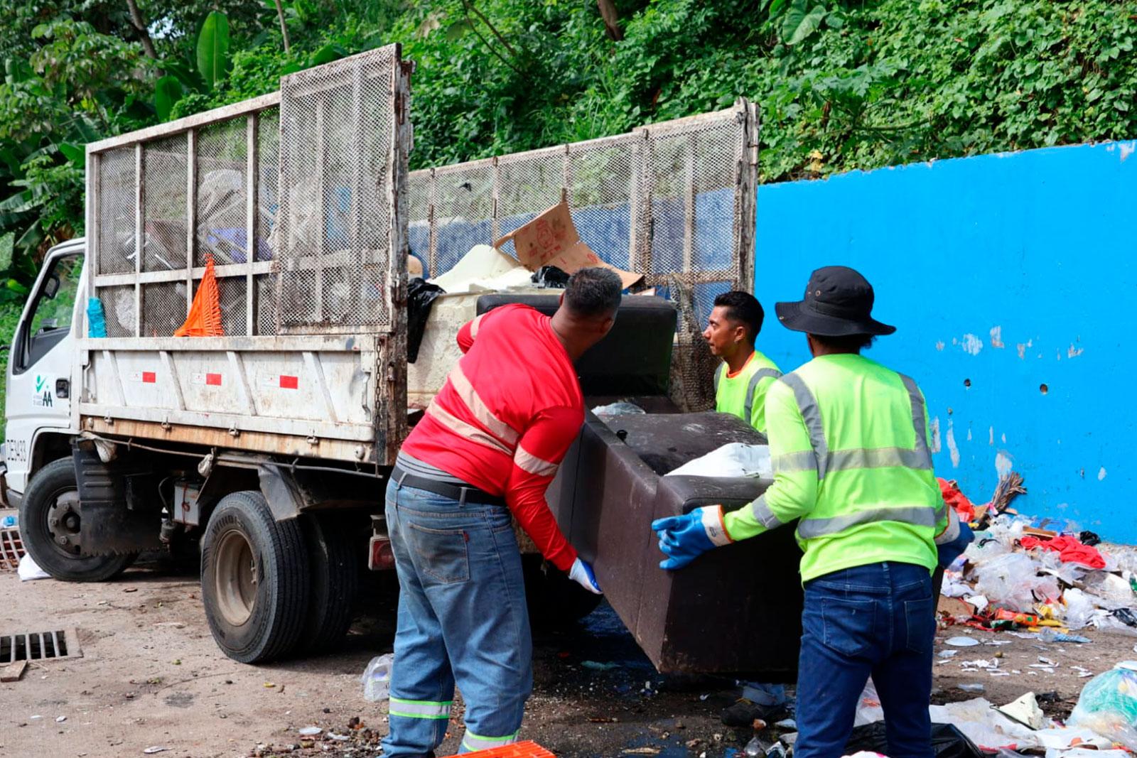 Recolección en camión rejilla en el Puente Rojo de Samaria, corregimiento Belisario Porras