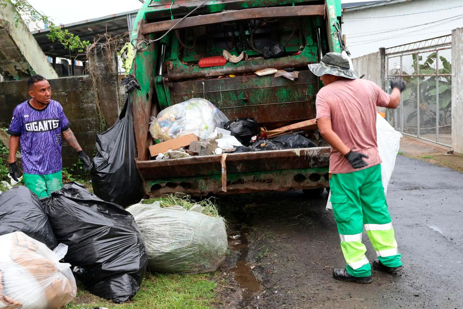 Recolección en calle 4ta, corregimiento de Río Abajo