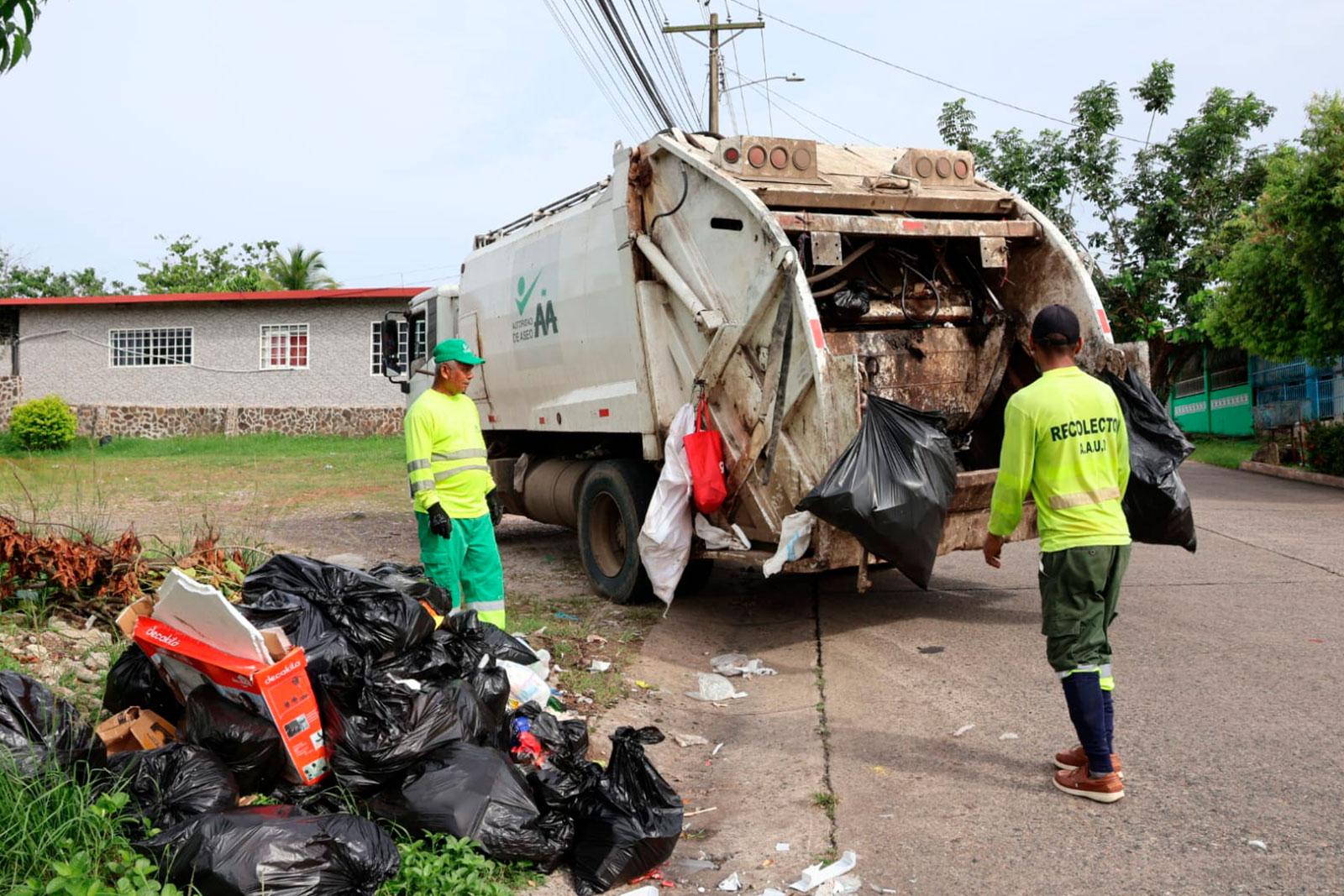 Barrido en el corregimiento de Las Garzas, como parte de las labores que se realizan para mantener limpias sus calles y espacios públicos.