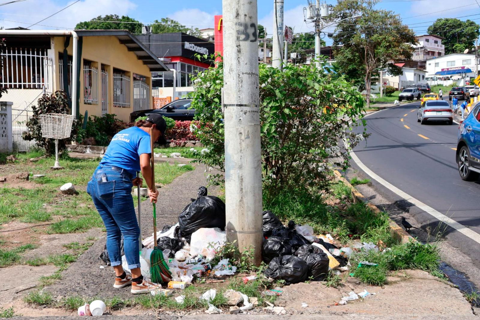 Plan Libertad del Ministerio de Gobierno, apoya labores de barrido en Veranillo, corregimiento Belisario Porras.