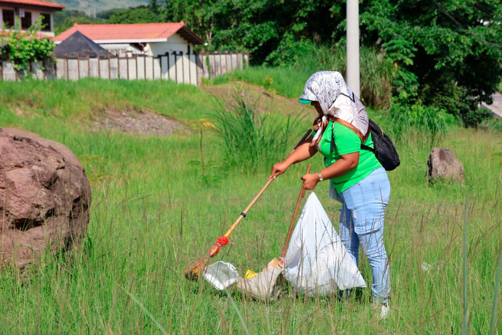 Hormiguitas de la AAUD realizan labores de barrido en el Corredor de los Pobres
