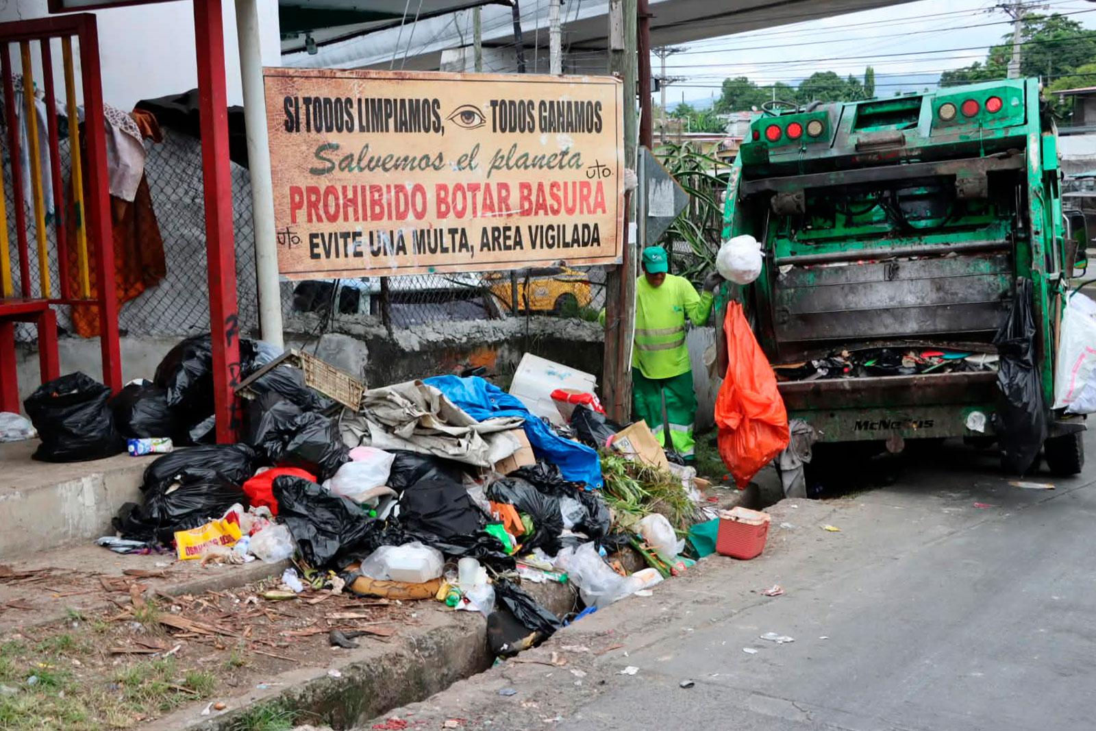 Recolección de desechos en el corregimiento de 24 de Diciembre.