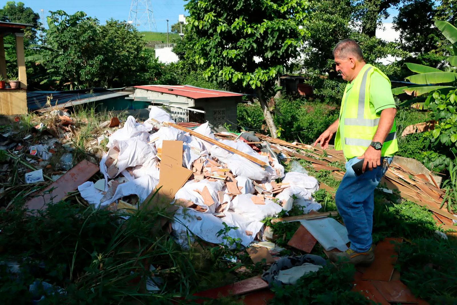 Camión rejilla en recolección de desechos en el corregimiento de Ancón