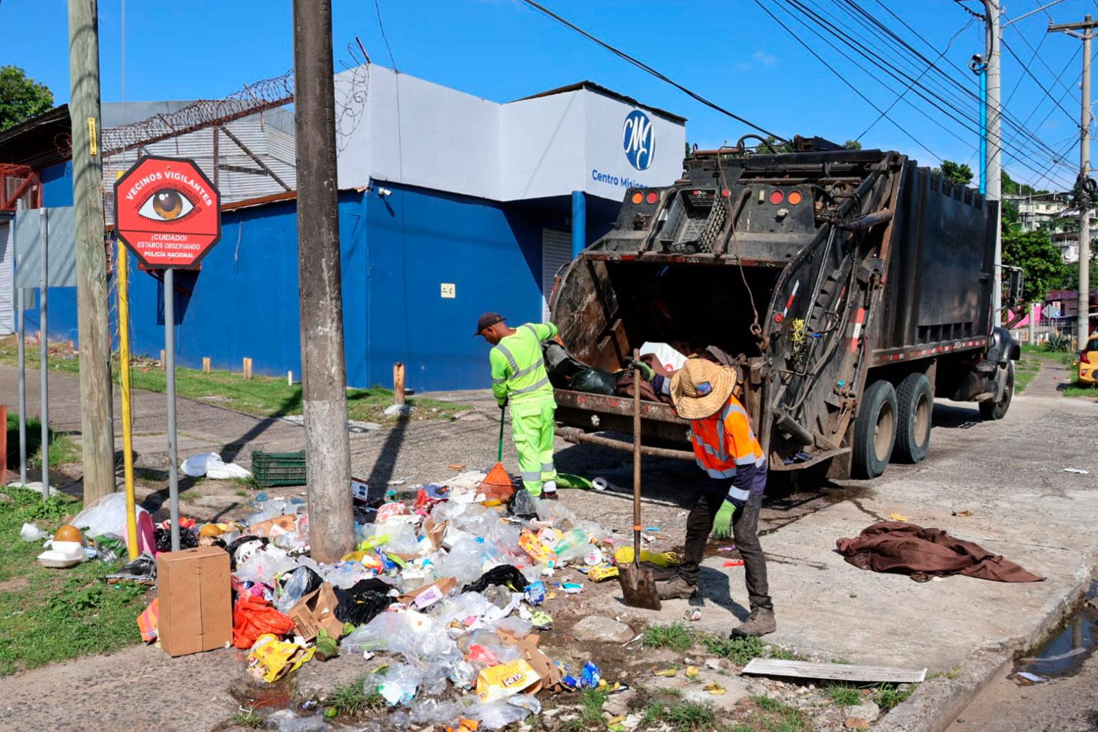 Camión compactador en labores de recolección en sector Automotor, corregimiento José Domingo Espinar