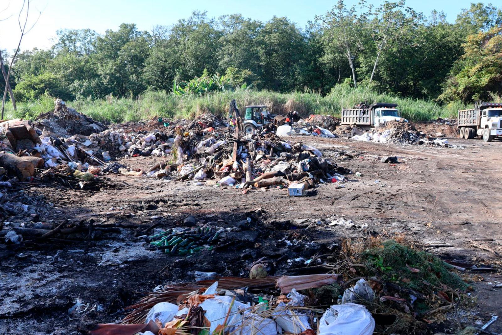 AAUD y MiAmbiente sanean botadero clandestino colindante con el Humedal Bahía de Panamá en Juan Díaz
