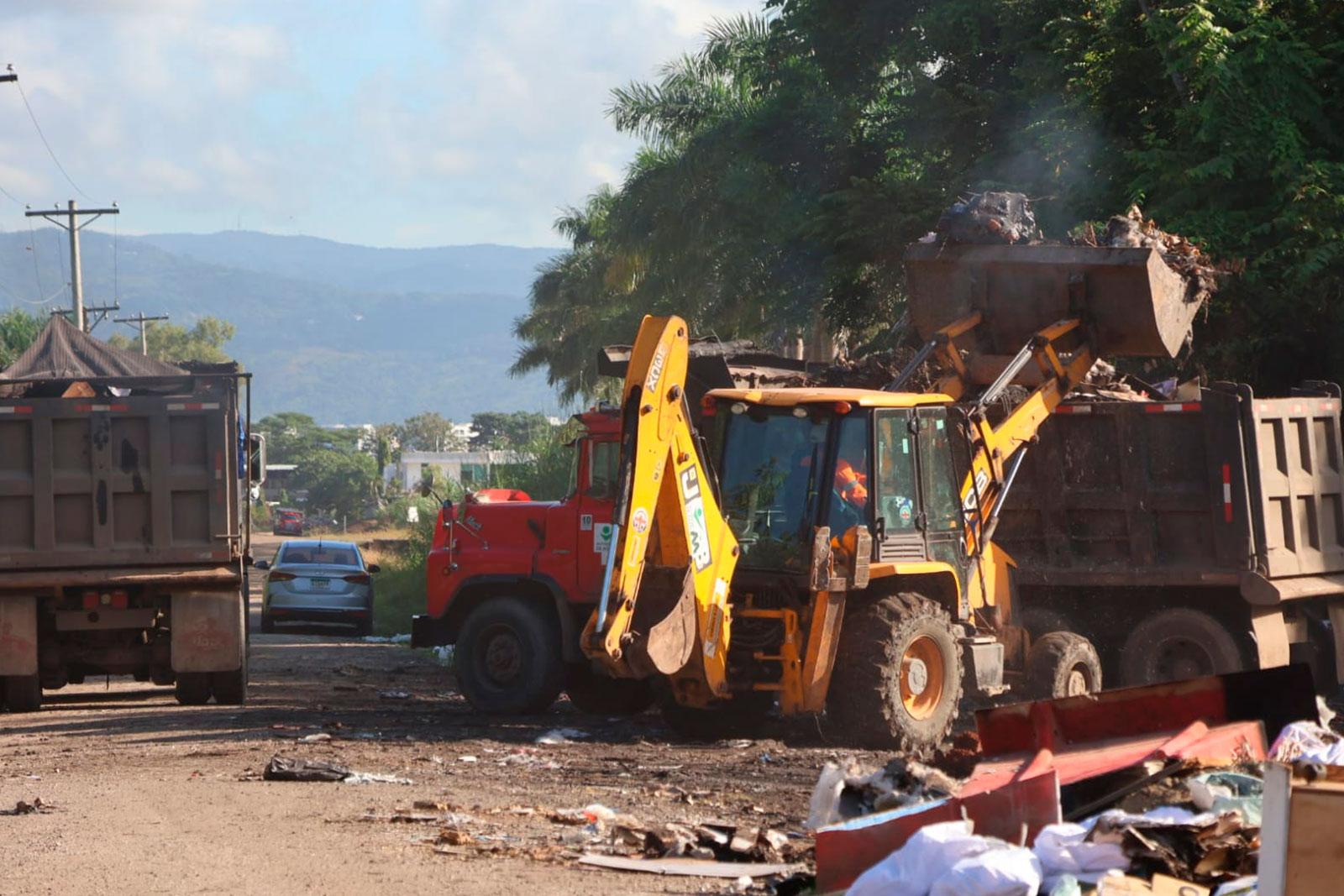 AAUD y MiAmbiente sanean botadero clandestino colindante con el Humedal Bahía de Panamá en Juan Díaz