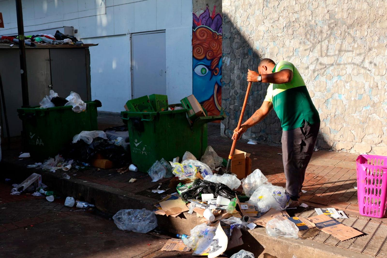 Camión compactador en labores de recolección en La Peatonal, corregimiento de Santa Ana