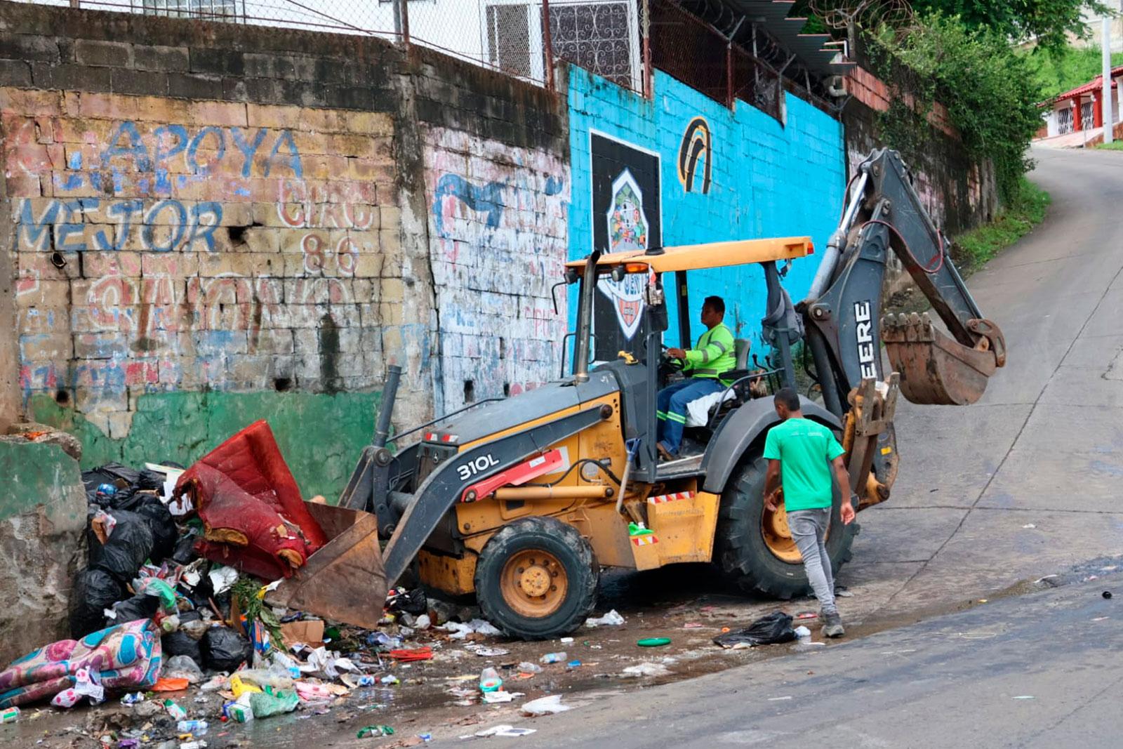 Volquete y retroexcavadora en labores de recolección en el corregimiento de Amelia Denis de Icaza.