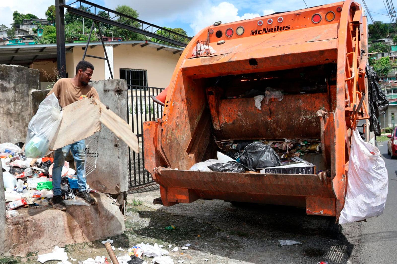 Empacador en labores de recolección en San Isidro, corregimiento de Omar Torrijos, distrito de San Miguelito.