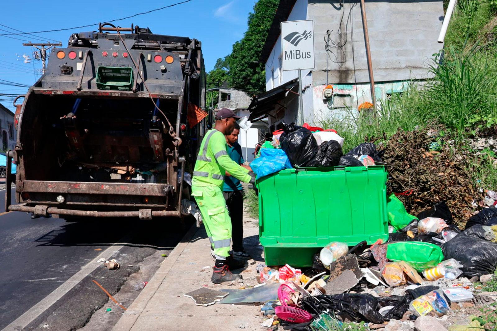 Recolección de desechos en Calle de Circunvalación de Paraíso, corregimiento Mateo Iturralde