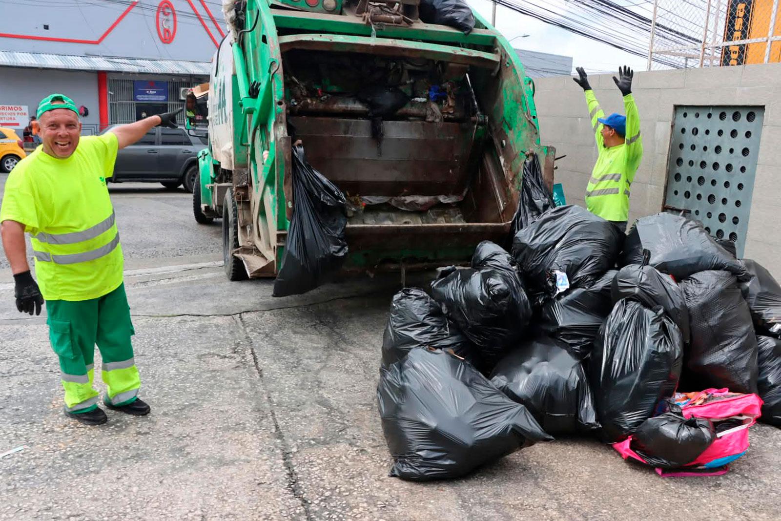 Recolección con camión compactador en el corregimiento Betania