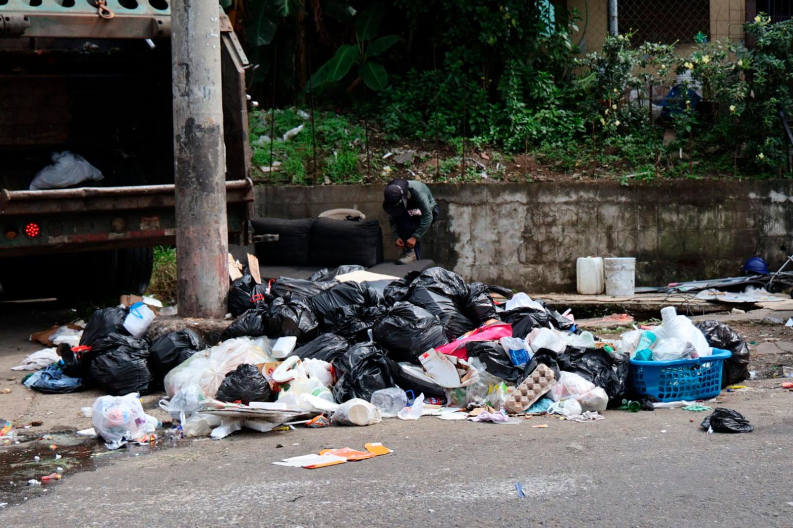 Antes de la limpieza en la vía Transístmica, a la altura de Pan de Azúcar, sobre la calle Subida de San José, corregimiento de Amelia Denis de Icaza