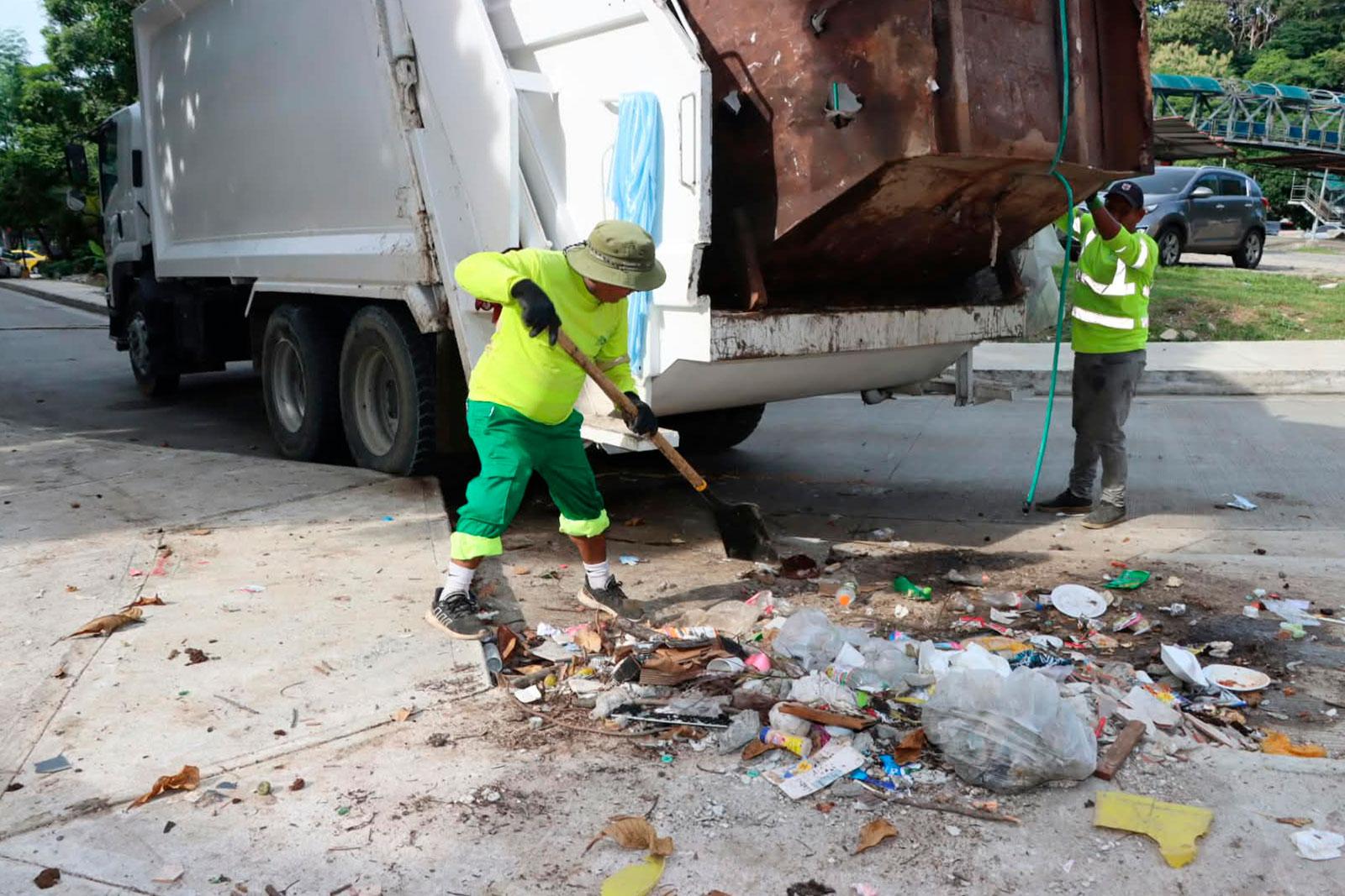 Camión compactador en labores de recolección en el corregimiento Chorrillo