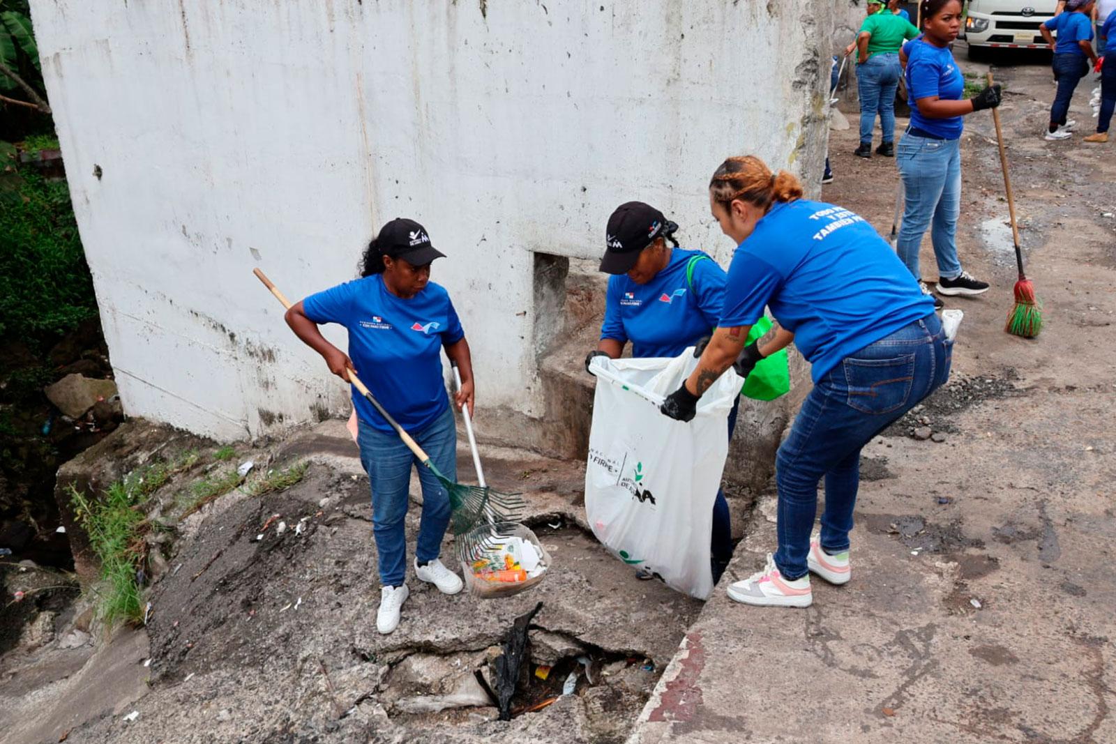Barrido por parte de la jovenes de Plan Libertad en Calle A, corregimiento Torrijos Carter